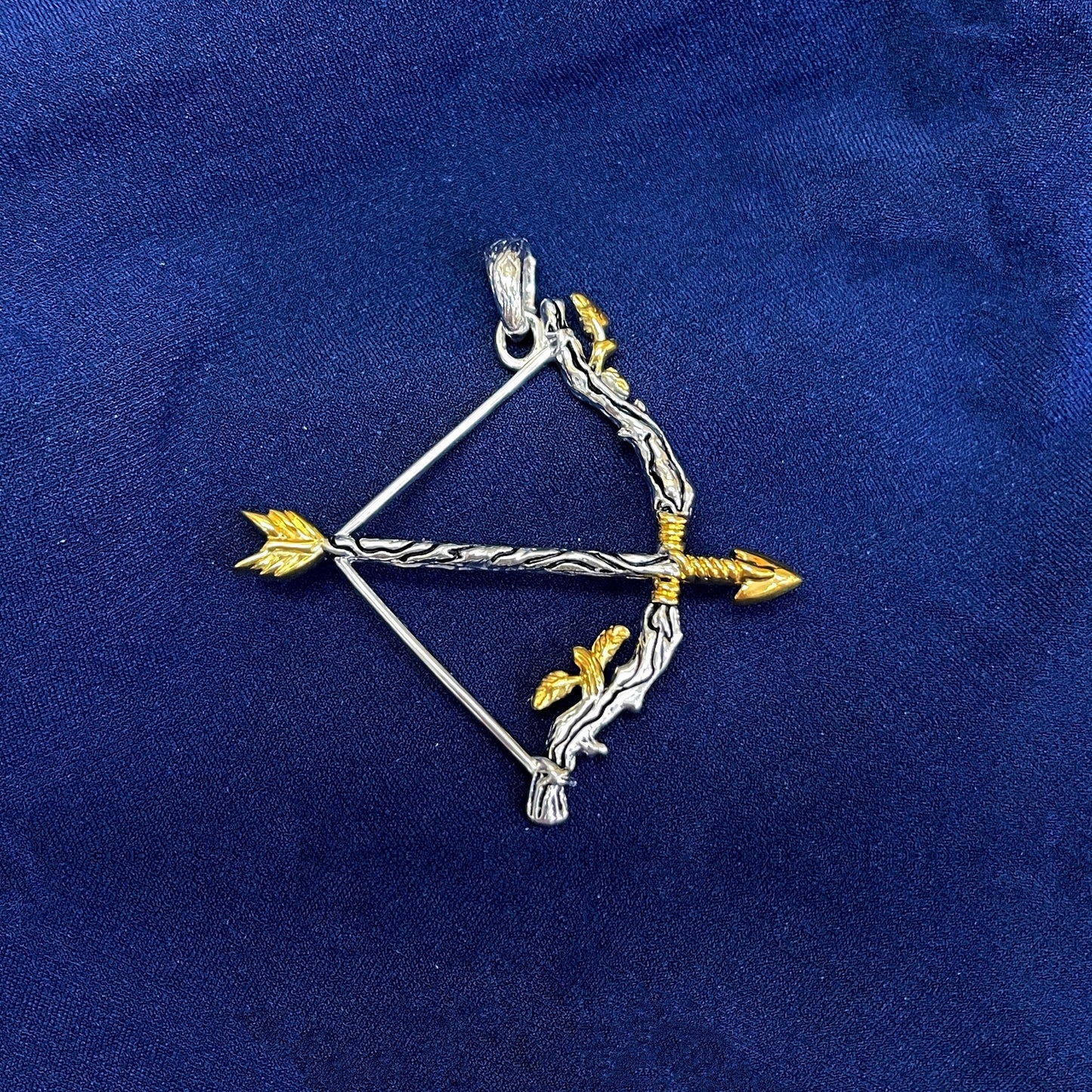 Illusen's Bow Pendant, Neopets